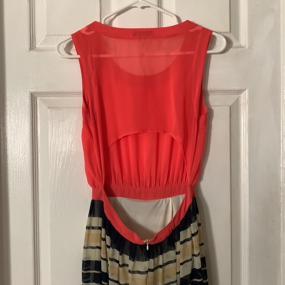 Summer Open Back Dress - Picture 3 of 11